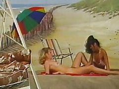 Dalawang lesbian nagpe-play sa beach background