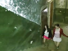 Mga batang babae ay masaya sa kwarto