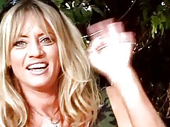 Pulang buhok, asyano tomboy ay ang kanyang masikip na puki licked sa pamamagitan ng mapaglarong mga kaibigan sa parke