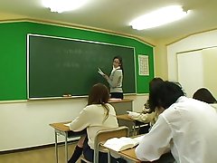 Babe, pinutukan sa kanyang maliit na maliit na utong hinalikan at puki licked sa pamamagitan ng ilong