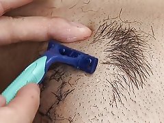 Batang babae ang may gusto apatan forplay na may isang raketa ng tennis at dildo