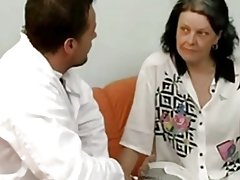 Mabalahibong matanda na hard fucked sa asno sa pamamagitan ng mga batang nurse